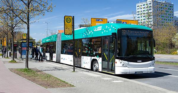 Der Plug-In-Hybridbus im Fahrbetrieb auf der Dresdner Linie 61