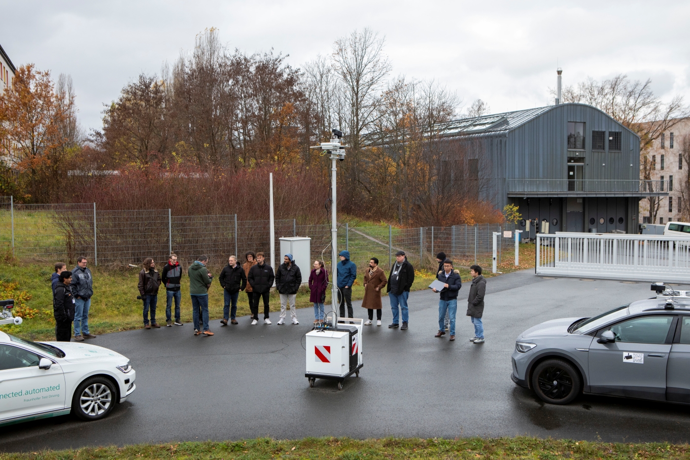 Besucher auf dem Testoval des Fraunhofer IVI